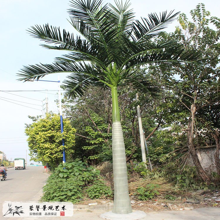 街道旁邊仿真椰子樹