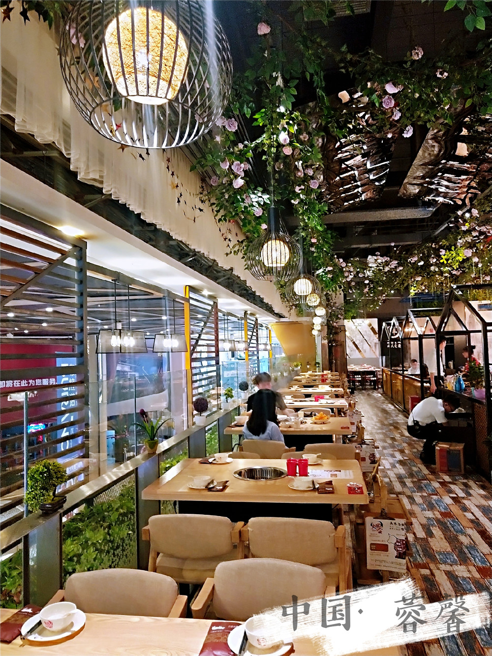 成都仿真綠植裝飾案例，凱德天府大牛合生態(tài)火鍋餐廳改造 (2)